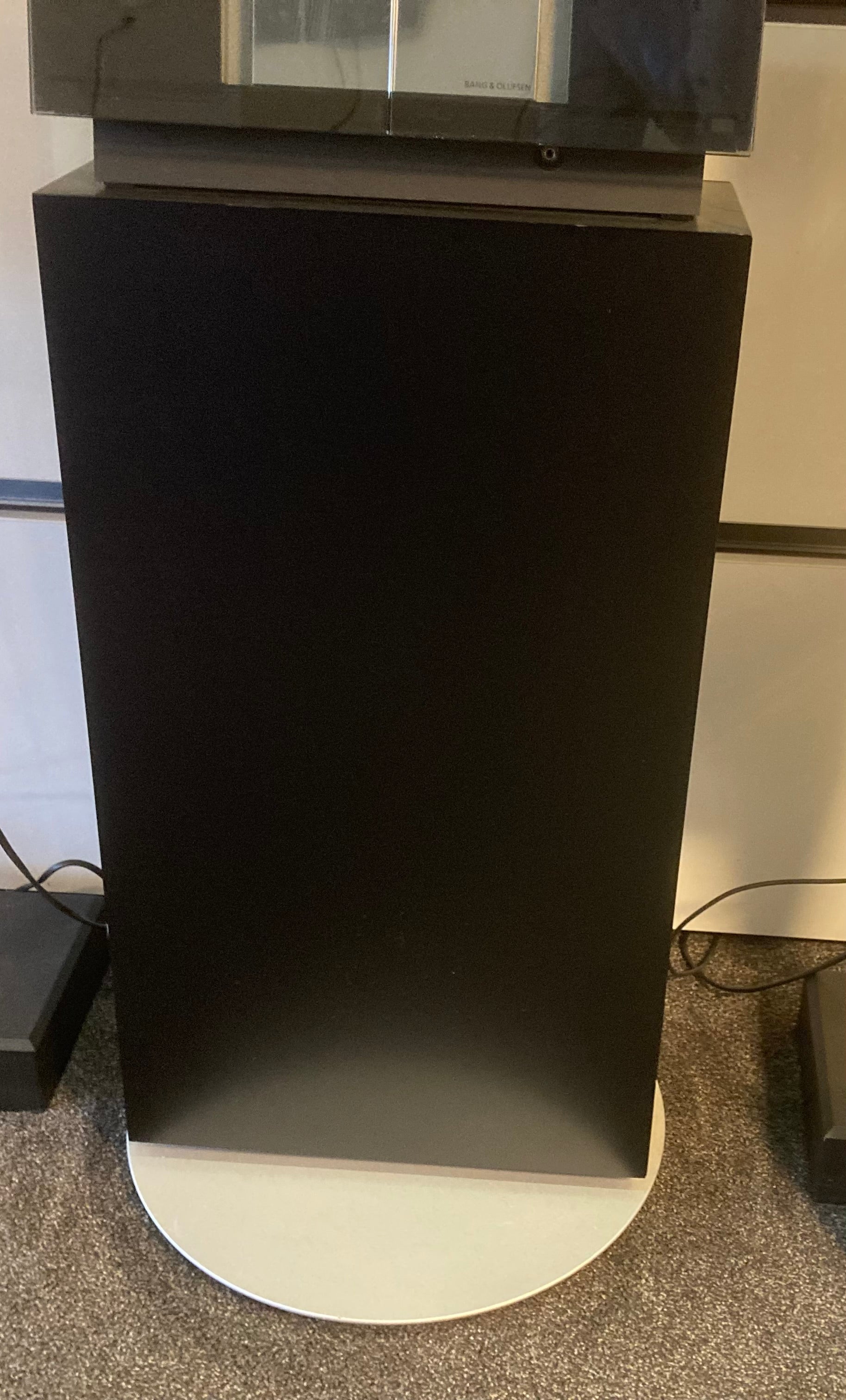 B&O gulvstand med CD Holder for 2300, 2500, 3000, 3200 og Ouverture (Sort.)