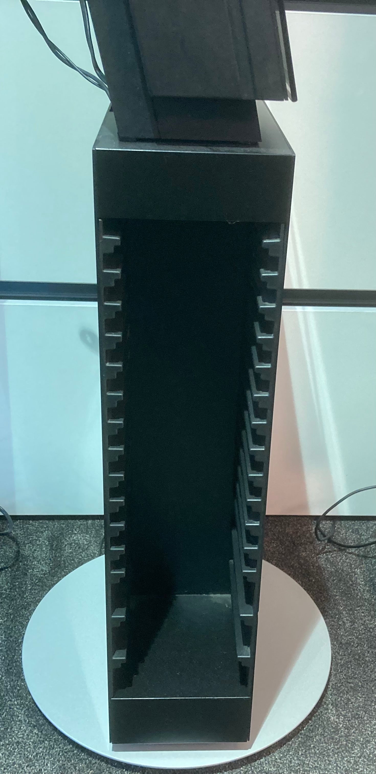 B&O gulvstand med CD Holder for 2300, 2500, 3000, 3200 og Ouverture (Sort.)