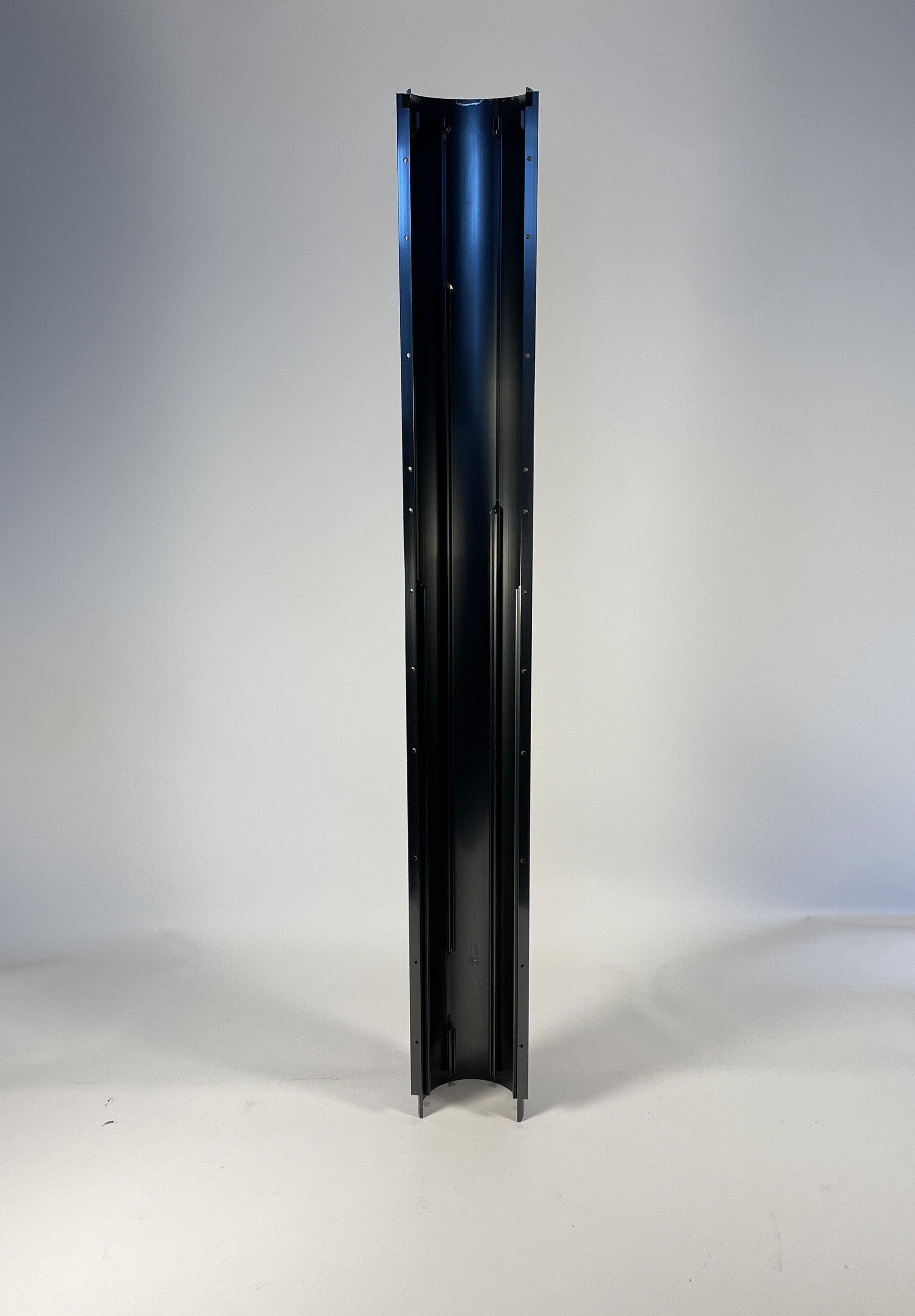 BeoLab 18 Bagstykke sort
