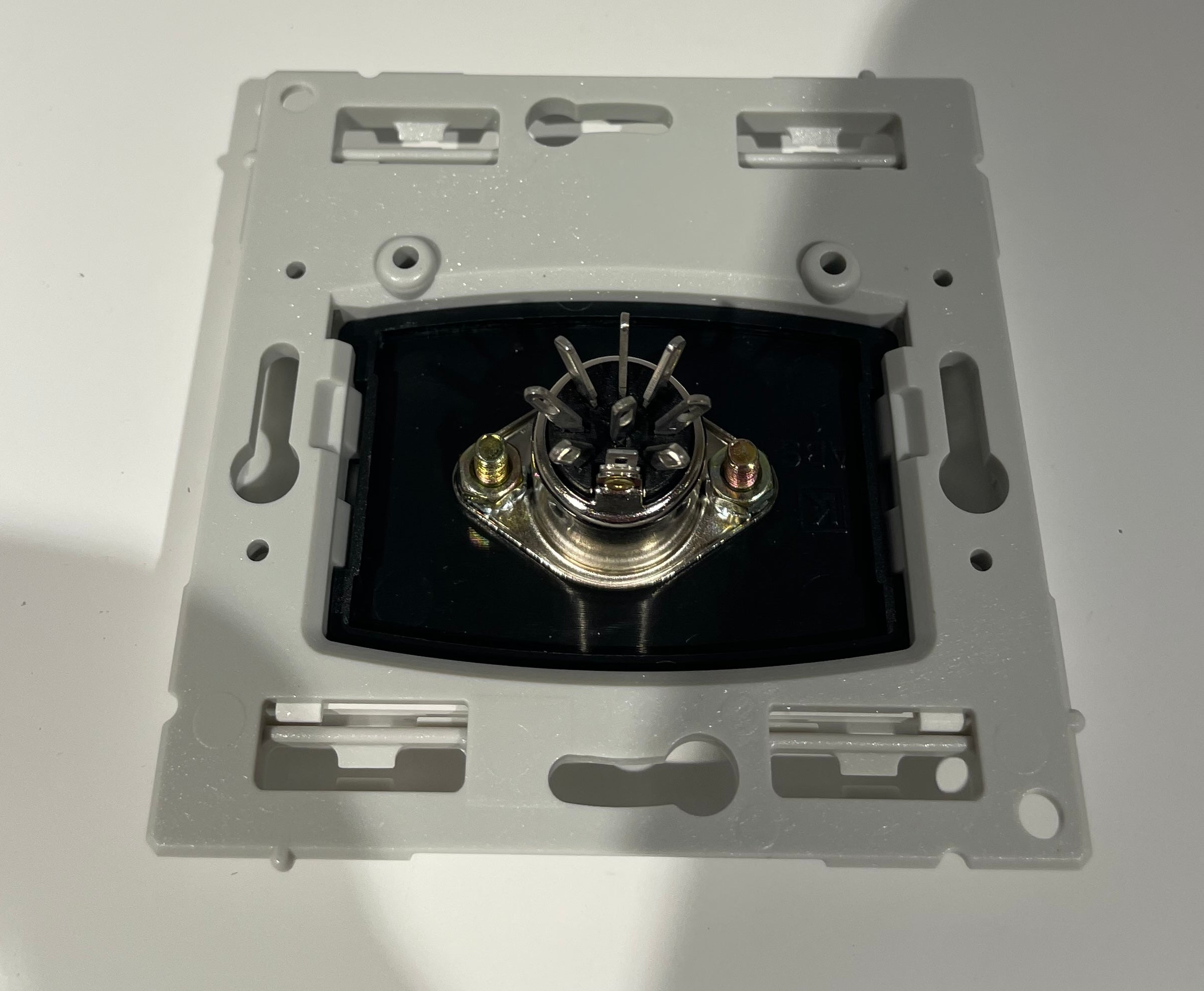 8 Pin DIN wall Socket White